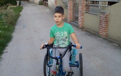 Стеван Гроздановић из Нишке Бање добио нови ортопедски трицикл